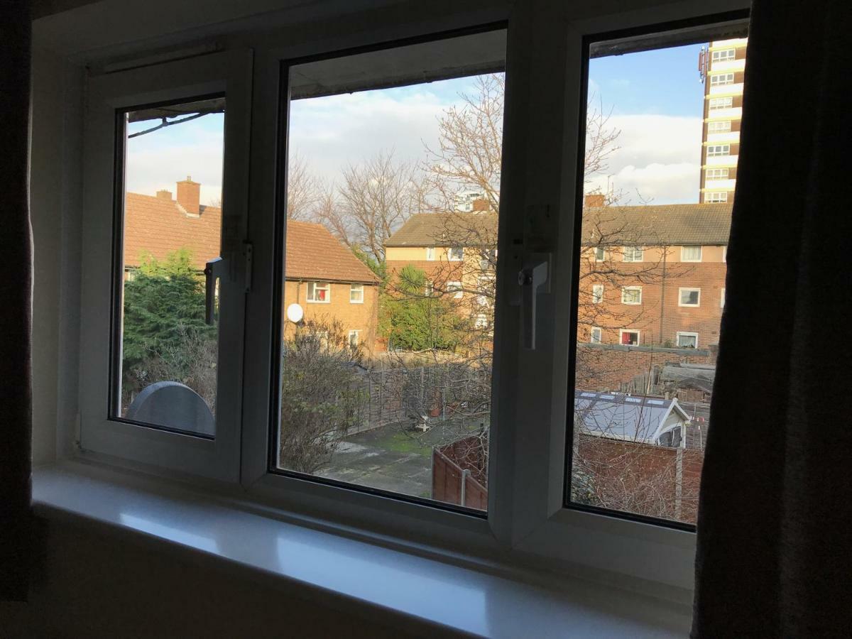 Cozy Apartment In Stratford From 18 Minutes To Central Londen Buitenkant foto